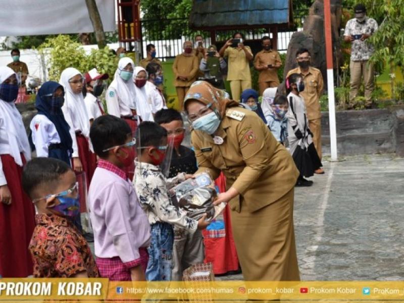 Bupati Serahkan Seragam Sekolah Gratis Untuk Siswa Didik Baru